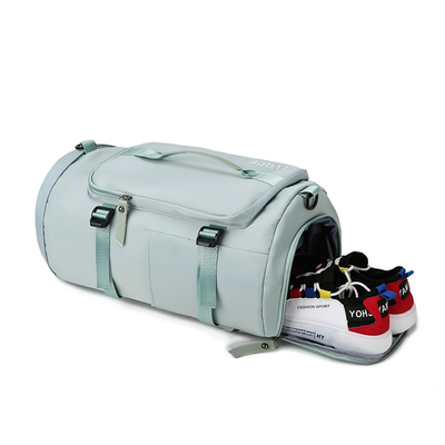 Les sacs marins au gymnase de femmes d'affaires voyagent compartiment de chaussure de sac marin