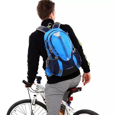 Le sommet de montagne de hausse imperméable de loisirs de sac à dos de voyage baladent des sports en plein air durables mettent en sac pour les hommes