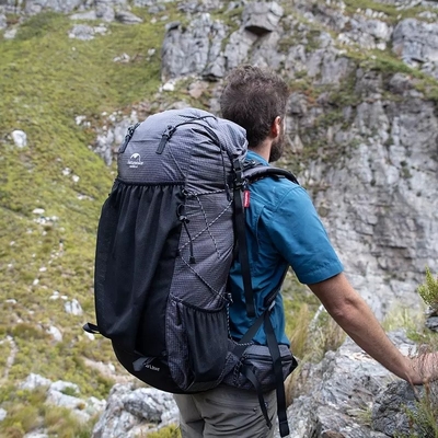 Sac à dos de hausse imperméable noir d'ODM sac à dos d'alpinisme de 65 litres extérieur