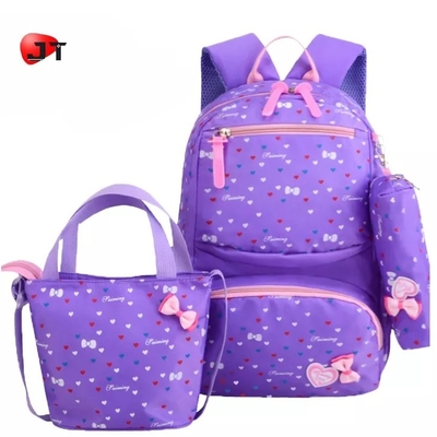 Les sacs à dos pour des filles instruisent les enfants mignons baladent la gamelle isolée par Bookbags ont placé le sac