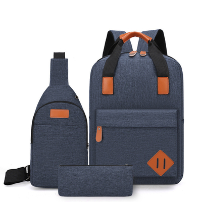 Trois imperméables dans un sac à dos en nylon d'ordinateur de sac à dos réglé avec USB